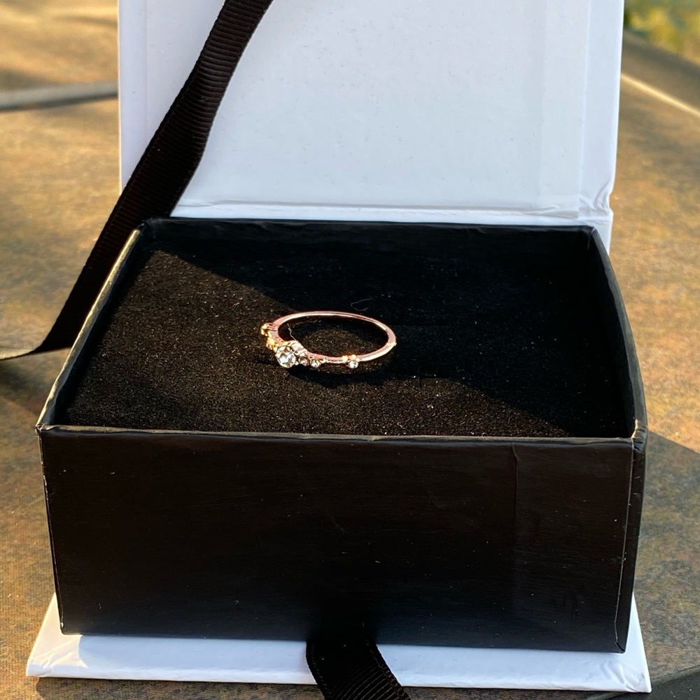 NEW ROSE GOLD PLATED RING WITH SIMULATED DIAMONDS - Picture 3 of 7